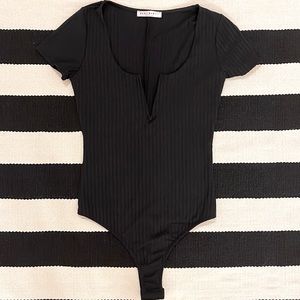 NWOT VICI V-Neck Short Sleeve Bodysuit